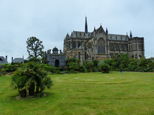 The Collectors Earl's Garden mit Blick auf Arundel Cathedral