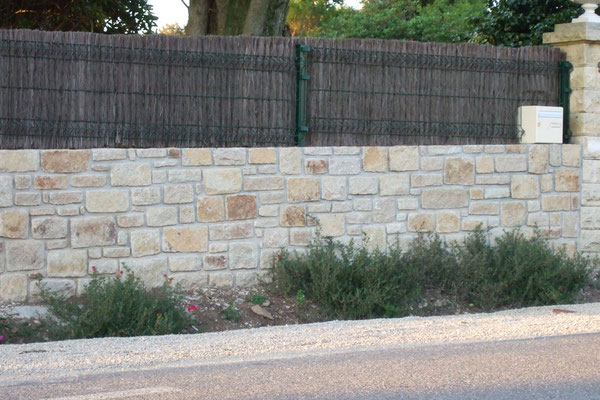 Clôture rigide sur mur en pierre