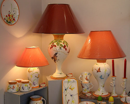 Grandes lampes avec papillons et oiseaux.