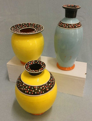 Vases et bouteilles, terre vernissée jaune et bleu.