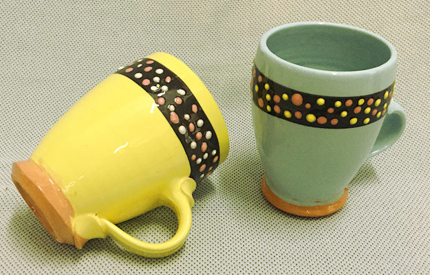 Mugs en turquoise et jaune.