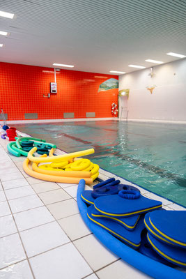 Trainingsgeräte für alle inklusiv Schwimmgruppen (KInder | Jugenliche | Erwachsene am Beckenrand im Hallenbad des BSV Achim