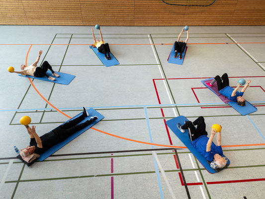 Kräftigungsübungen auf Matten in der Rückensportgruppe des BSV Achim