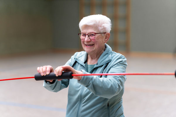 Ältere Frau trainiert mit Flexi-Bar beim Lungensport des BSV Achim.
