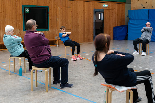 Rumpfübungen im Sitzen beim Lungensport des BSV Achim in der Turnhalle.