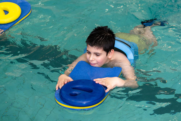 Kind schwimmt mit Auftriebshilfe im inklusiven Schwimmtraining des BSV Achim und sammelt erste sichere Erfahrungen im Wasser.