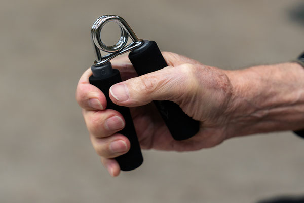Handtraining beim Lungensport des BSV Achim: Detailaufnahme eines Handtrainers zur Kräftigung der Finger und Hände.