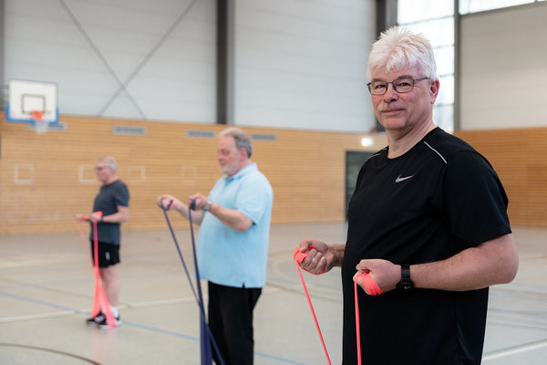 Teilnehmer des BSV Achim führen im Herz- und Rehasport gezielte Übungen mit Theraband zur Förderung von Kraft und Stabilität durch.