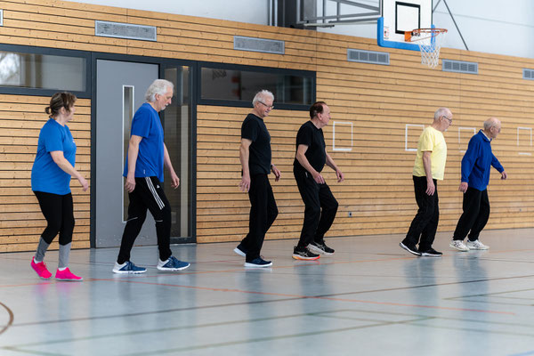 Rückenschule BSV Achim – Koordinations- und Gehübungen in der Gruppe zur Verbesserung der Haltung