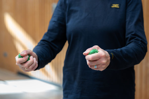 Kräftigungsübung beim Lungensport des BSV Achim: Hände trainieren mit TOGU Brasil®-Geräten zur Förderung von Muskulatur und Durchblutung.