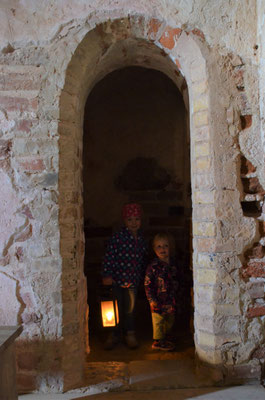 Nur mit einer Latterne bewaffnet auf den Turm