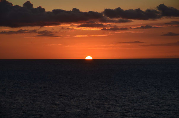 Die Sonne versinkt im Meer