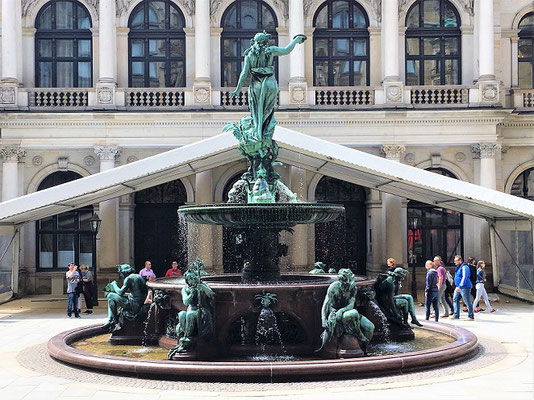 Der Hygieia-Brunnen im Rathaus-Innenhof