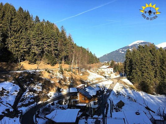 Mit der Stubaitalbahn ins Stubaital am Hang entlang.