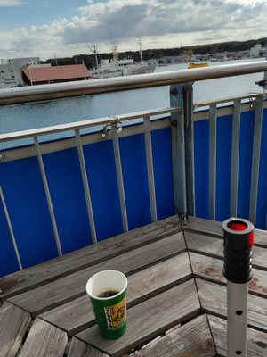 三崎港うらりマルシェの２階テラス マルシェで色々買って、海を見ながら食べられます。