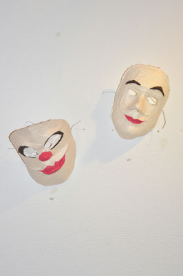 "Clowns", aus Papier und Pappmaché, über eine Gipsmaske abgeformt, mit Acrylfarbe bemalt