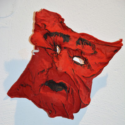 "Teufel", geprägter Stoff, über eine Gipsmaske abgeformt, mit Acrylfarbe bemalt