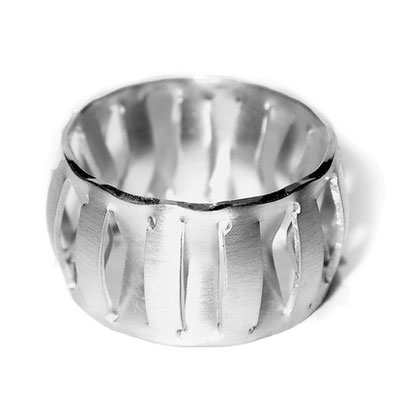 skulpturaler Ring in Silber, dreidimensional, entstanden aus einer Fläche