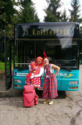 Clownin Popolina und Clownin Pipa fahren mit dem Bus