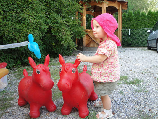 "Hopp, Hopp, Hopp, mein Pferdchen lauf Galopp" denkt sich Viktoria 