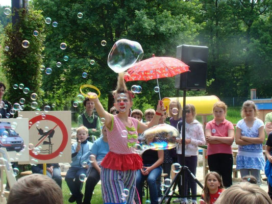 Clownshow der Sicherheitsclownin Popolina beim Badesicherheitstag (Grosse schützen Kleine)