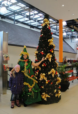 Der Singende und Swingende Weihnachtsbaum im Shoppingcenter