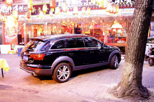 Audi Q7 vor einem Restaurant in der Geisterstraße 