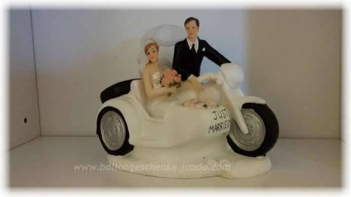 Brautpaar mit Motorrad und Beiwagen  -  