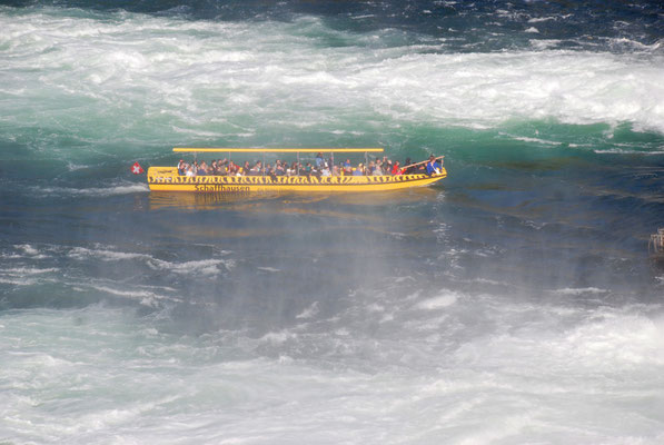 Nr. 209/ 11.10.10 / Neuhausen Rheinfall Touristenboot/ 3872 x 2592 / JPG-Datei