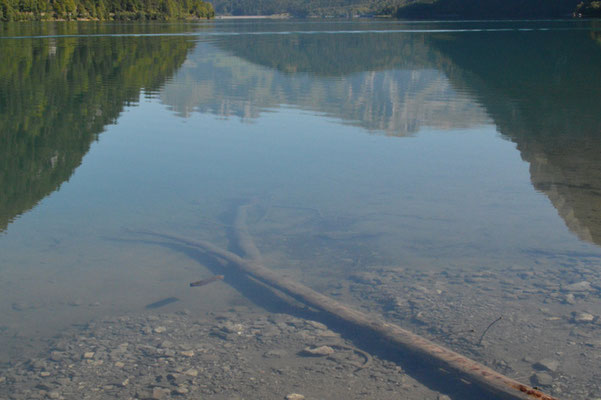 Nr. 215 / 08.09.12 / Klöntalersee, Spiegelung, Blick Richtung Nord / 6016 x 4000 / JPG-Datei