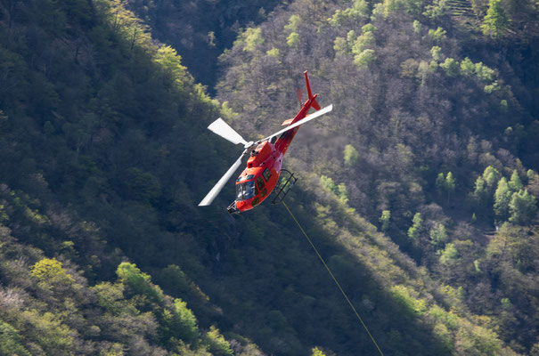 Woche 19, Tessin, Materialtransport mit Helikopter