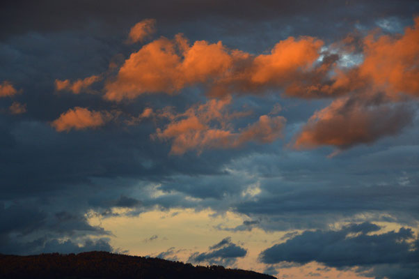 5048 / Wolkenstimmung über dem Pfannenstiel / 6016 x 4000 / JPG-Datei 