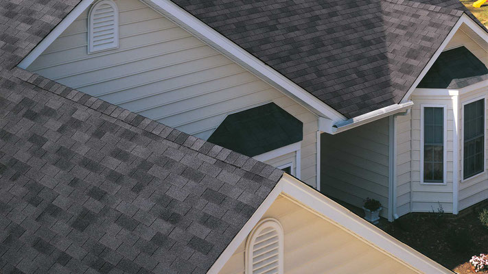 Dach pokryty gontem bitumicznym CertainTeed w kolorze Moire Black