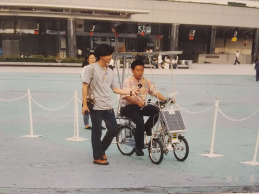 東京ドーム前でソーラー自転車の試乗会