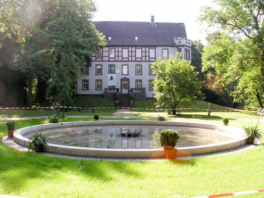 Springbrunnen, im Hintergrund die Gemeindeverwaltung Buseck im Busecker-Schloss