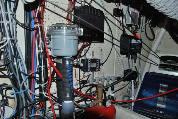 Kuehlwasserfilter und Elektronik Steuerbordseite