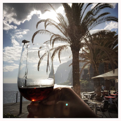 Madeira Camara de Lobos Abendstimmung beim Abendessen im Restaurant am Meer mit Poncha Madeirawein