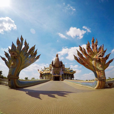 Wat Ban Rai in der Nähe von Nakhonratchasima Korat mit diesem großartigen Elefantentempel ist immer einen Besuch wert. 