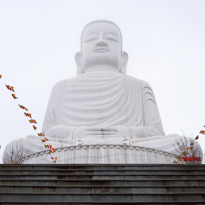 Buddha im Nebel.  Die 27 Meter hohe Statue steht bei der Linh Ung Pagode in den Ba Na Hills.