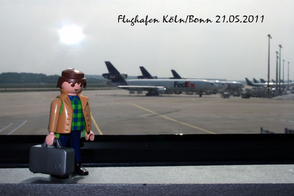 Flughafen Köln-Bonn Deutschland 21.05.2011 Paul auf Reisen Playmobil Figur Männchen Reise Reiselust Paul unterwegs mit Sakko und Karohemd