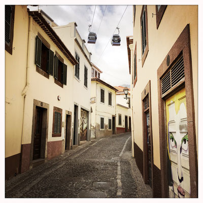 Funchal Madeira bunte bemalte Türen und Fenster an alten Häusern der Altstadt