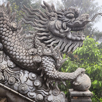 Solche verzierten Geländer sind uns in Vietnam immer wieder begegnet.   Drachenbilder und Legenden rund um dieses Fabelwesen gibt es hier viele. Es steht hauptsächlich für Glück, Weisheit und Macht.