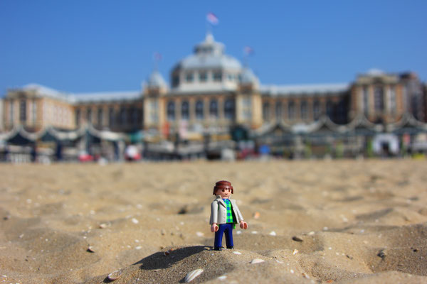 Scheveningen Niederlande 03.05.2013 Paul auf Reisen Playmobil Figur Männchen Reise Reiselust Paul unterwegs mit Sakko und Karohemd