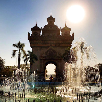 Patouxai Monument in der Abendsonne im Gegenlicht / Vientiane in Laos ist einen Besuch wert