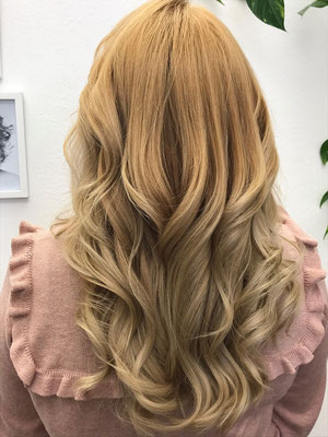 Frau mit frisch gefärbten gestylen Haaren