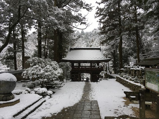 雪降る多和兼割にある大窪寺