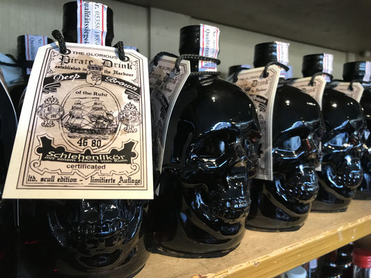 4680 Schlehenlikör 0,5l Totenkopfflasche nebeneinander im Regal