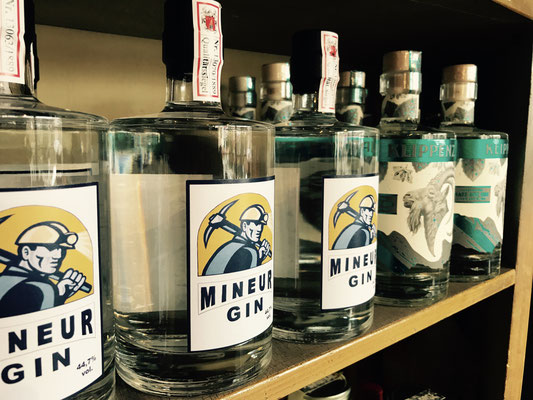 Gin Mineur 0,5l Fl. nebeneinander im Regal