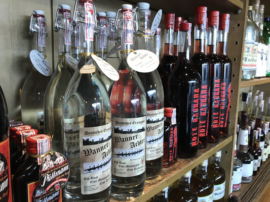 Wanner Achter Birnenspirituose 0,5l Fl. nebeneinander im Regal
