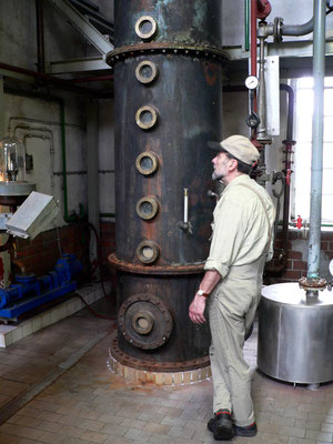 Brennmeister Thomas Callen vor der Filterschichtenanlage